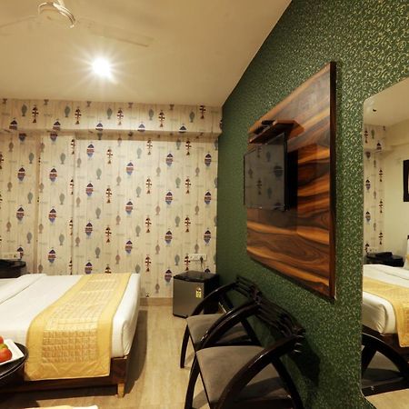 Hotel Green Plaza At Airport Yeni Delhi Dış mekan fotoğraf