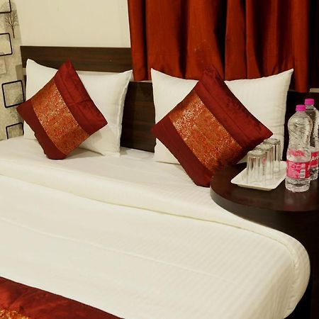 Hotel Green Plaza At Airport Yeni Delhi Dış mekan fotoğraf