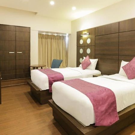 Hotel Green Plaza At Airport Yeni Delhi Dış mekan fotoğraf