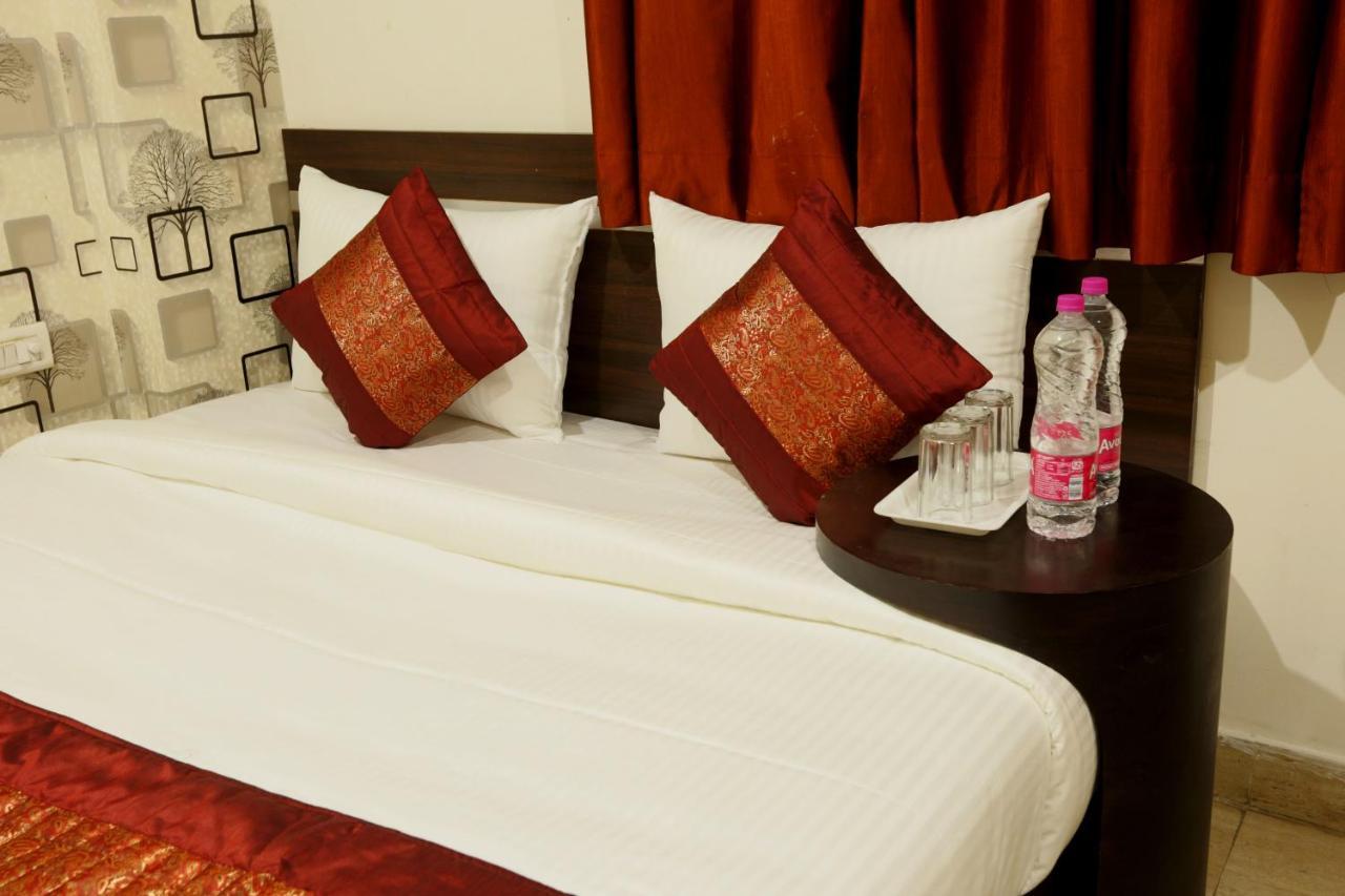 Hotel Green Plaza At Airport Yeni Delhi Dış mekan fotoğraf