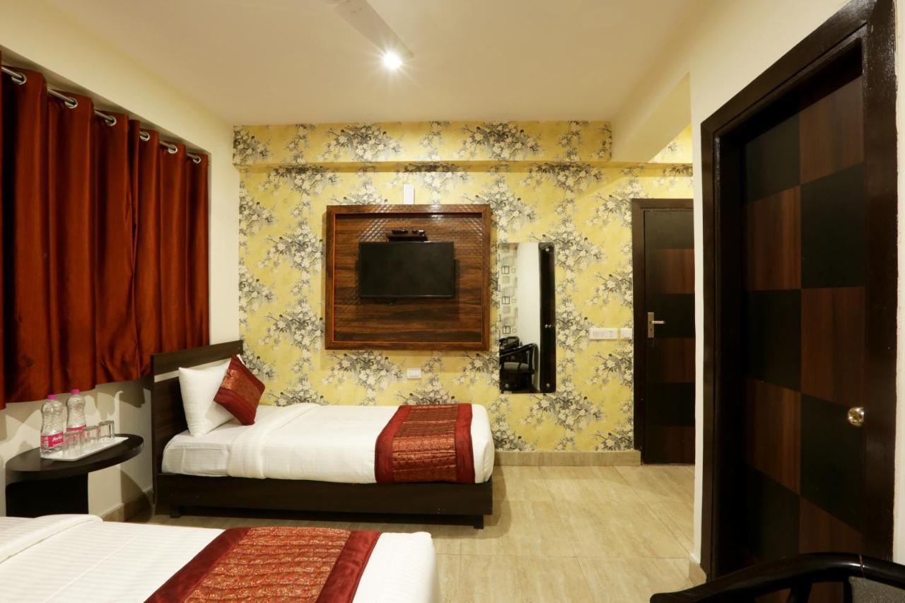 Hotel Green Plaza At Airport Yeni Delhi Dış mekan fotoğraf