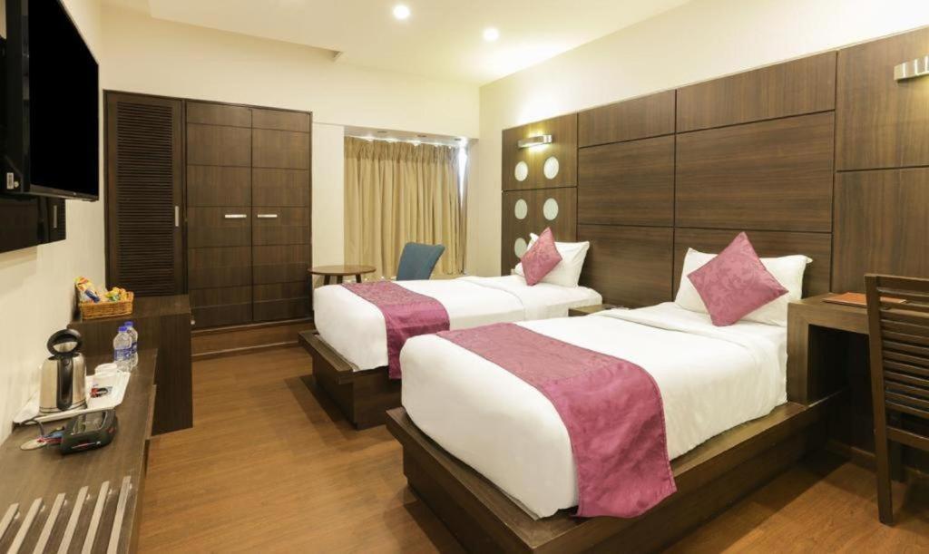 Hotel Green Plaza At Airport Yeni Delhi Dış mekan fotoğraf